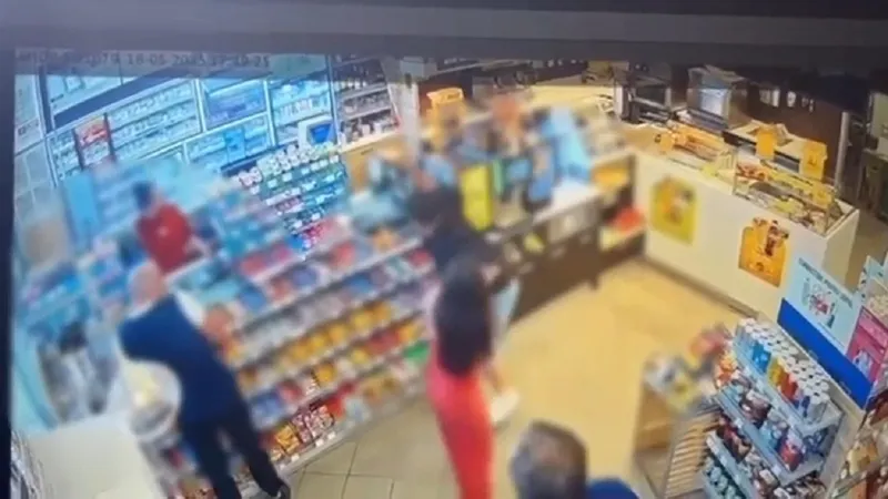 Angajatul unei benzinării, bătut de o fostă iubită și de soțul ei. L-au mușcat de braț - Foto: captură video