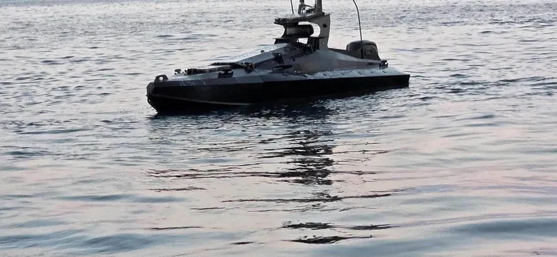 Un avion de luptă F-16 al Armatei Rom&acirc;ne a reușit să distrugă cu tunul de bord o dronă marină &icirc;ncărcată cu explozibil &icirc;n aproppiere de platforma  petrolieră Neptun Deep din Marea Neagră - Foto: Facebook / Radu Miruță