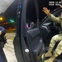 Un militar de culoare, scos din mașină de polițiști cu pistoalele și spray iritant. / Foto: theguardian.com