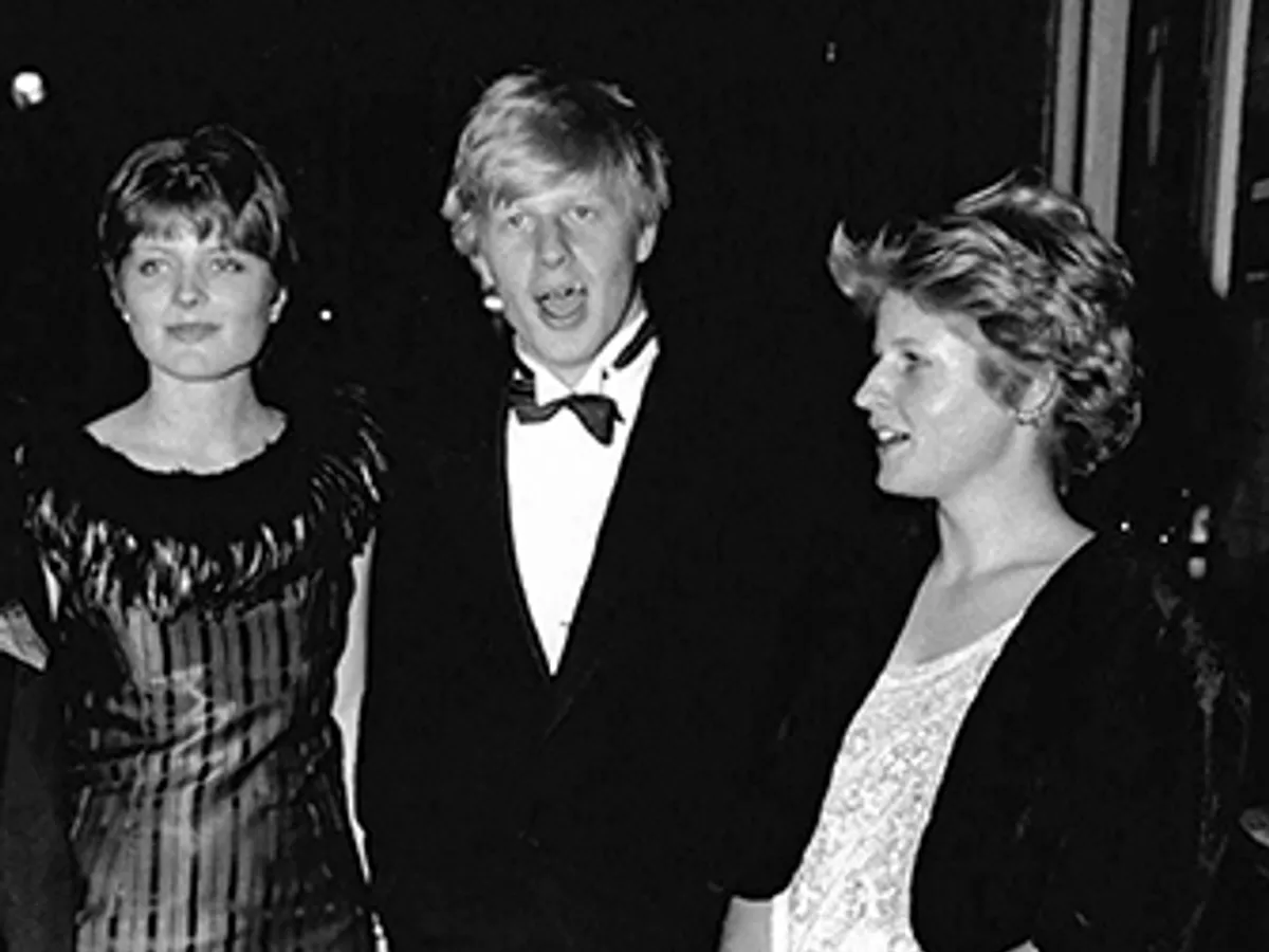 La o petrecere, împreună cu viitoarea sa soție Allegra Mostyn-Owen (stânga) și sora sa, Rachel (1985)