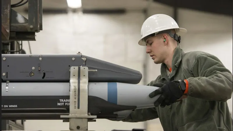 SUA dau Ucrainei o armă secretă pe care nu o au nici miliarii americani. Lovește rușii de la 150 km - Foto: U.S. Air Force-Alejandro Pena (imagine cu caracter ilustrativ)