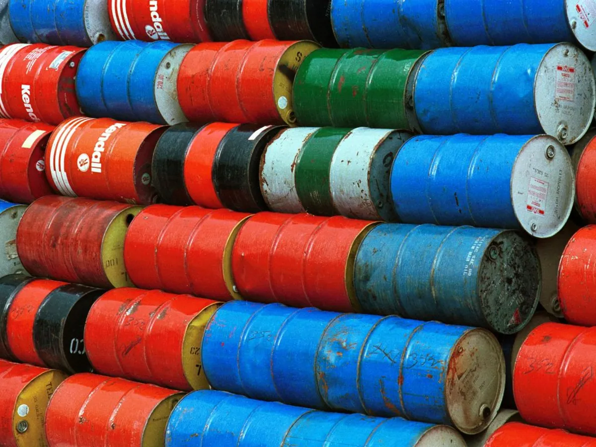 Stivă de butoaie uzate pline cu petrol - Foto: Pexels/Jack & Sue Drafahl