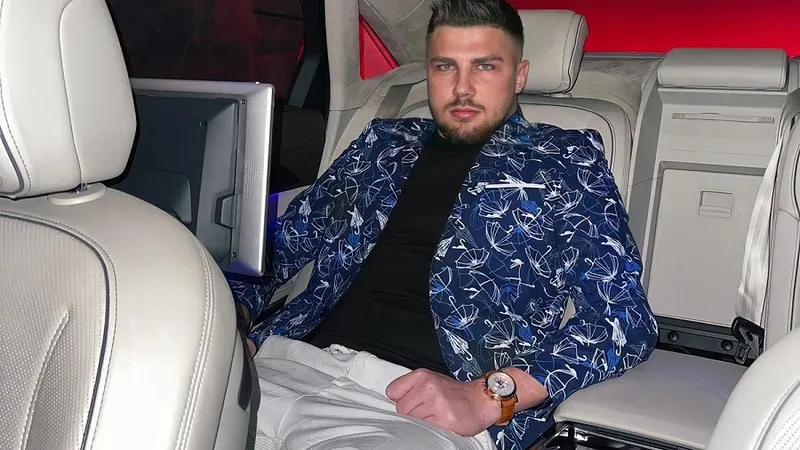 Alberto Șovar, fiul patronului unei firme de pază din București, ar fi fost înjunghiat în cap de fiul interlopului Robert Nica, dezvoltator imobiliar Foto: Facebook