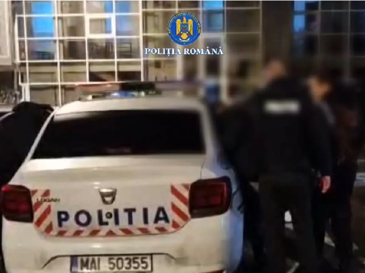 O femeie a dat șpagă să-l viziteze în arest pe iubitul care a vrut să o ucidă. Doi polițiști au fost reținuți
