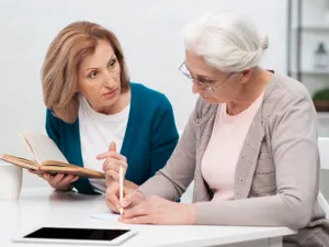 Foto; Pensionarii trebuie să completeze documentele și să fie la zi la casele de pensii de care aparțin Sursa: Freepik