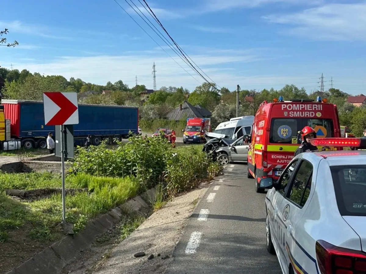 Accident grav pe un drum din Maramureș. 13 persoane, implicate. A fost activat Planul Roșu de Intervenție