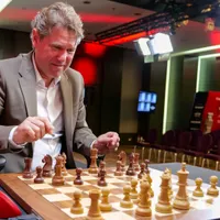 Startul simbolic al celei de-a șasea runde a Superbet Chess Classic România 2022, dat de Florin Răducioiu.