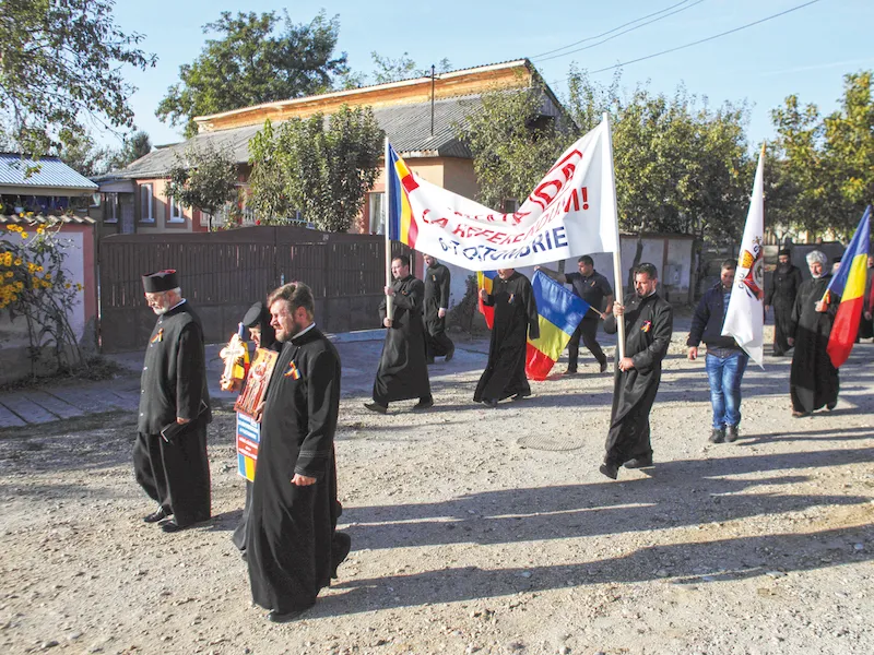 Un grup de preoți  din Oltenia a mărșăluit pe străzi, în timpul campaniei, îndemnându-i pe oameni să iasă la vot