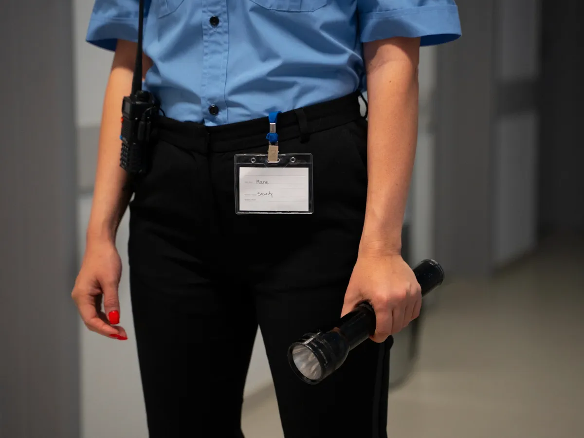 Femeie polițistă care ține o lanternă în mână - Foto: Freepik (rol ilustrativ)