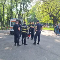 O creangă a căzut peste trei persoane în Iași, lângă Teiul lui Eminescu. Victimele sunt în spital Foto: ISU Iași