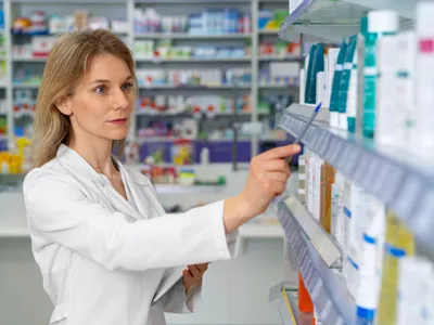 Farmacistă în farmacie - Foto: Freepik (rol ilustrativ)