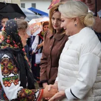 Viorica Dăncilă în campanie electorală la Putna, unul din puținele locuri unde nu a fost huiduită Foto: Facebook