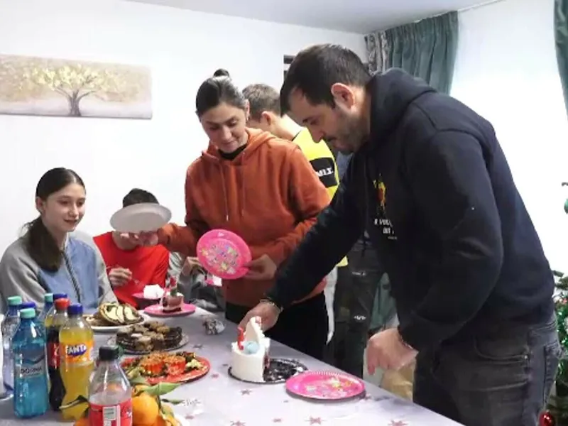 O familie cu patru copii din Iași a primit în Ajun de Crăciun cel mai frumos cadou: o casă nouă Foto captură ProTV