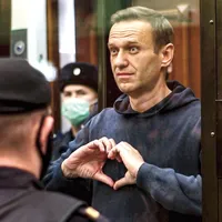 Alexei Navalnîi, acuzat de defăimarea unui veteran al celui de-Al Doilea Război Mondial, se află într-o celulă de sticlă în timpul unei audieri la un tribunal din Moscova, la 5 februarie 2021 - Foto: Profimedia Images