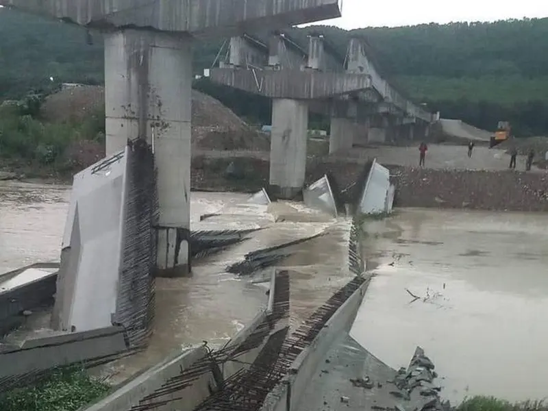 Urgie meteo, în nordul României. Grinzile unui pod peste Someș, dărâmate de vijelie - Foto: Facebook/Nicolae Moldovan