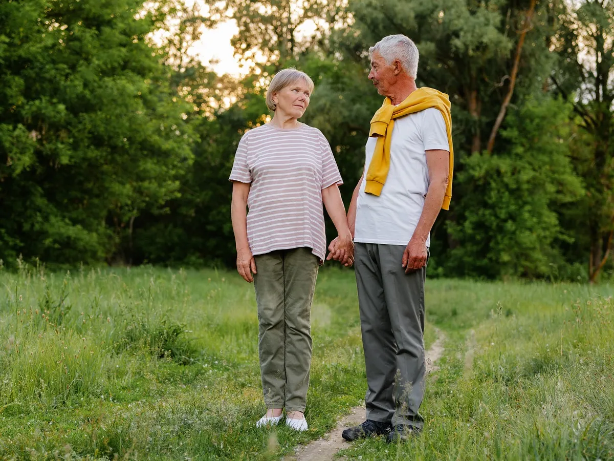 Pensionari la pensie plimbându-se în parc - Foto: Freepik