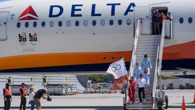 Drapelul olimpic a ajuns la Los Angeles, orașul care va fi gazda Jocurilor în 2028 -Foto: Profimediaimages.ro