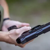 Adolescentă împuscată în față cu un pistol de tip airsoft - Foto: Profimedia Images - Caracter ilustrativ