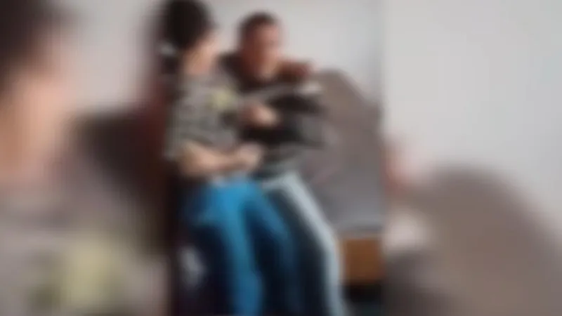 Imagini înfiorătoare: Un bărbat își lovește cu pumnul copilul cu probleme, iar mama filmează Foto: bzi.ro