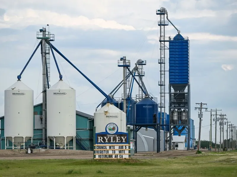 Containere de îngrășăminte multifuncționale, la un siloz de cereale din Ryley, Alberta, Canada - Foto: Profimedia Images