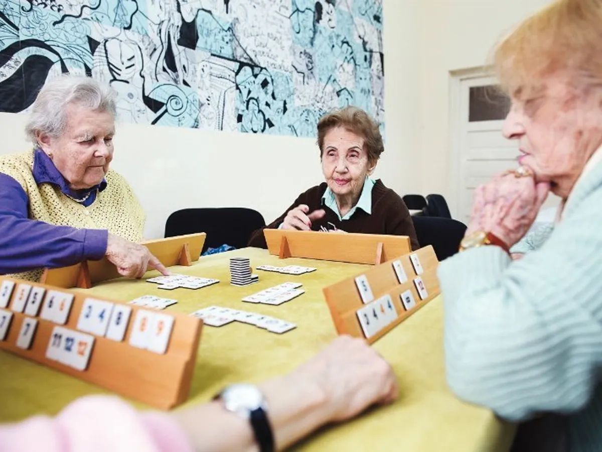 Jucăm o piatră. De la stânga la dreapta: Viora Braun,  Gabriela Bone și Olga Gavor, toate trei,  supraviețuitoare ale Holocaustului. Foto Mugur Vărzariu