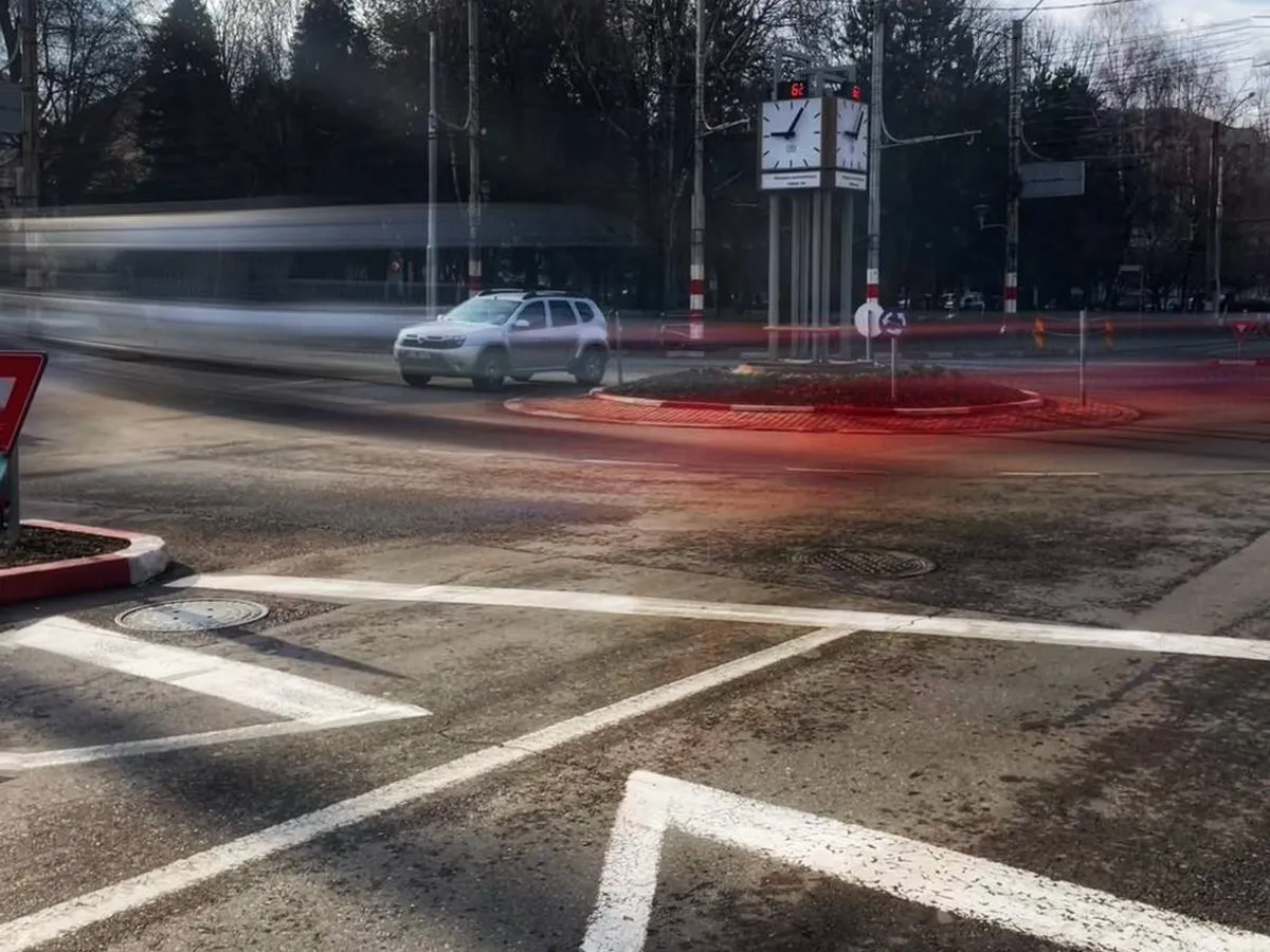Șoferii români circulă haotic în intersecțiile cu sens giratoriu, deși legea s-a schimbat de 1 an - Foto: Facebook/Poliția Română
