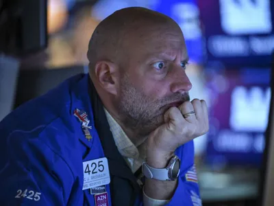 Trader uitându-se la cotaţiile de pe NYSE astăzi, 19 octombrie 2026 - Foto: Profimedia Images