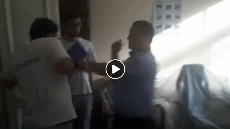 Deputatul Claudiu Prisnel, bătut de un polițist local, în Primăria Rădăuți