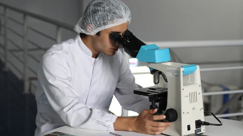 Medic cercetând probe, caracter ilustrativ - Foto: Pexels / Pixabay