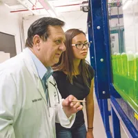 Profesorul Andrei Ludu,   alături de studenții săi, în laboratorul de la Embry-Riddle Aeronautical University, Daytona Beach