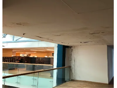 Tencuiala cade la Biblioteca Națională, după opt ani de neglijență. Foto Bogdan Oprea