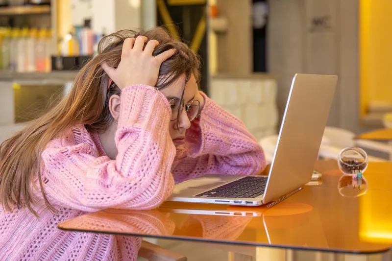 Tânără scriitoare aflată în pană de inspiraţie - Foto: Freepik/pvpproductions