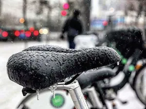 Primarul Sectorului 3 al Capitalei, Robert Negoiţă, a ajuns vineri cu bicicleta la serviciu, în ciuda temperaturii de 0 grade Celsius. / Foto: bikesharetoronto.com