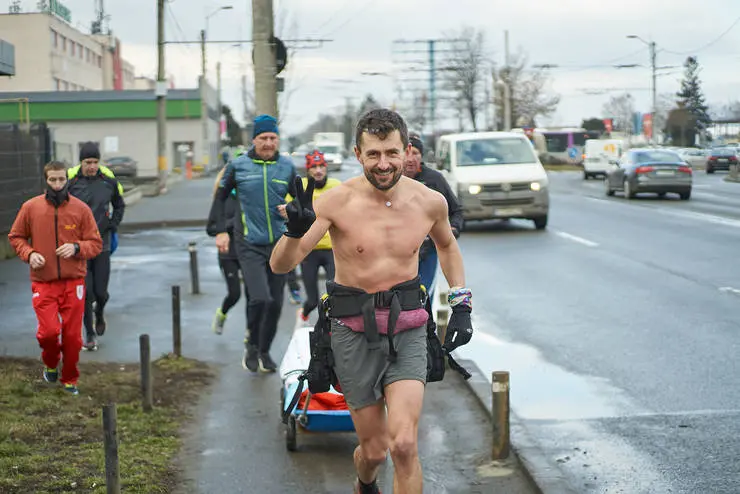 Vlad Pop merge pe jos de la Cluj la Constanța ca să strângă donații pentru copii. Foto Sorin Florea