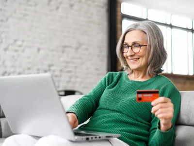 Pensionară cu pensia pe card - Foto: Freepik