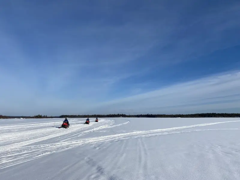 Safari cu snowmobilul pe lacul înghețat, la Apukka Resort. / Foto: Newsweek România