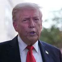 Donald Trump vorbeşte cu presa, înainte de a intra într-un restaurant de lângă Casa Albă - Foto: Profimedia Images