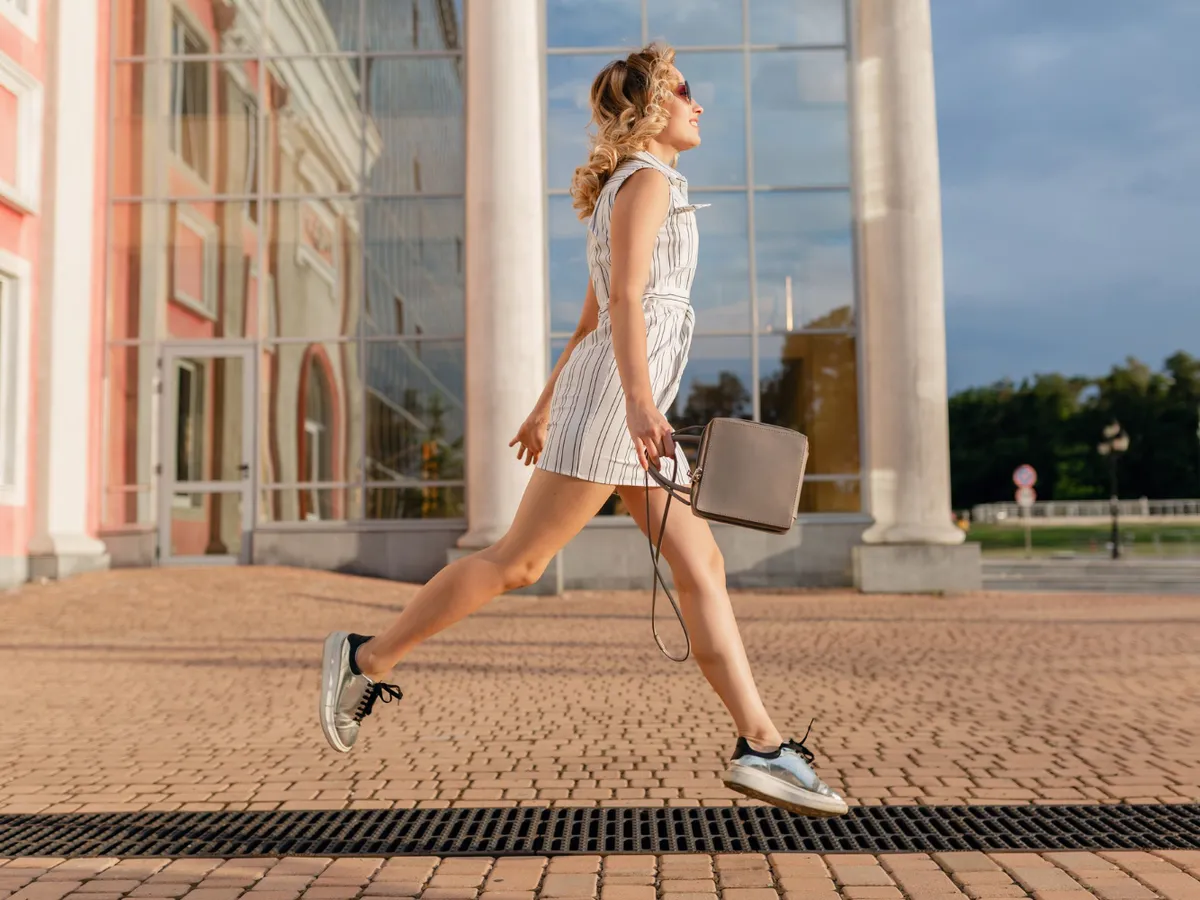 Femeie la plimbare - Foto: Freepik (Imagine cu rol ilustrativ)