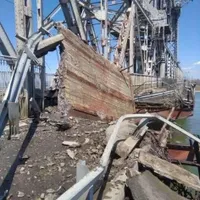 VIDEO Un pod peste Nistru în Ucraina, avariat de o explozie provocată aparent de un atac cu rachetă / twitter