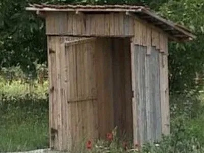Obligat să sape o toaletă în fundul curții - Foto: ZdI