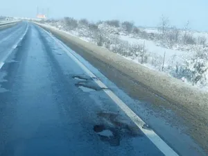 Autostrăzile și șoselele din România, „bombardate” de ger. Șoferii își distrug mașinile - Foto: Facebook / România Fără Gropi