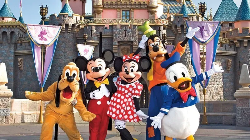 Primul Disneyland a fost construit sub atenta supraveghere a lui Walt Disney și inaugurat de acesta, alături de Mickey Mouse, pe 17 iulie 1955, la Anaheim, în California