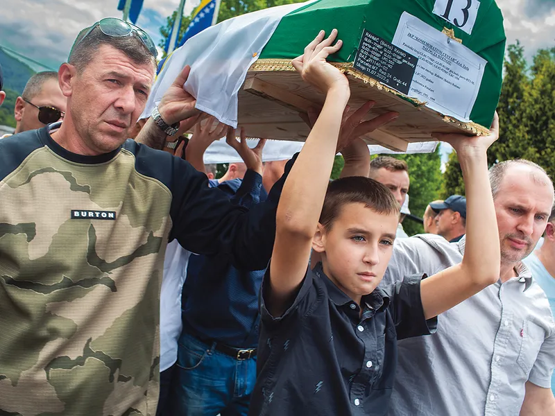 FUNERALII Bărbații musulmani cară sicriele cu rămășițele victimelor genocidului de la Srebrenica din 1995, identificate recent. Rămășițele a 50 de victime au fost înmormântate la Potocari, în luna iulie