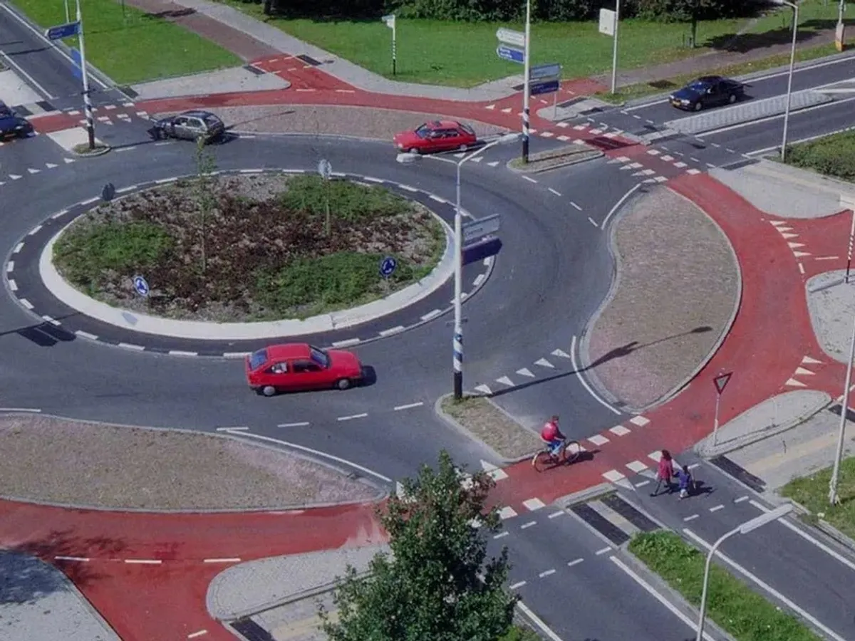 „Coșmarul” giratoriului, și mai intens pentru unii șoferi. Se înmulțesc cele cu reguli și pentru bicicliști