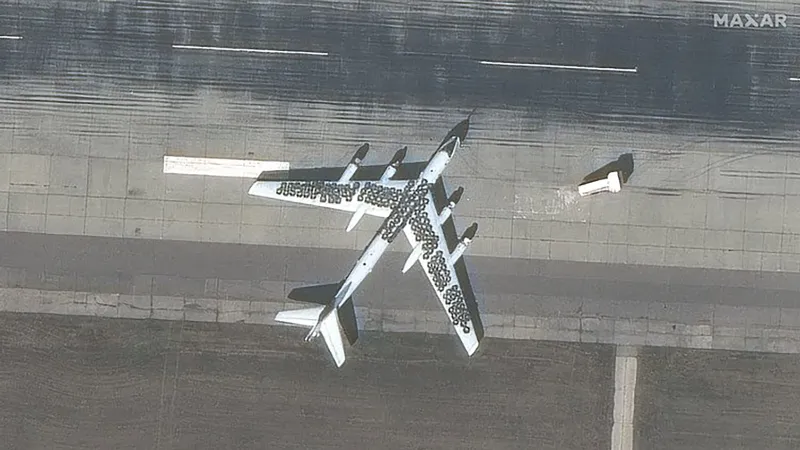 Bombardier Tu-95 acoperit cu roți de mașini în Rusia - Foto: Twitter/ @GlasnostGone