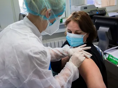 Și persoanele tinere se pot vaccina în etapa a II-a. Foto Inquam Photos/Costel Dincă