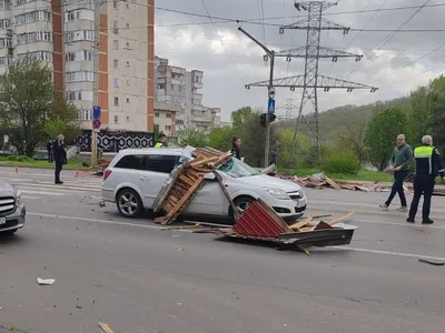 Acoperiș căzut în Iași - Foto: ISU