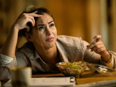 O femeie manancă salată - Foto: Freepik (rol ilustrativ)