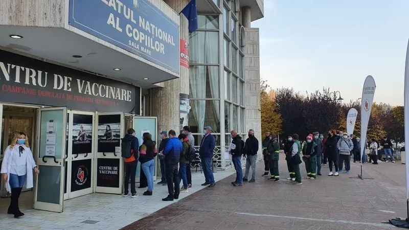 Bucureșteni stând la coadă la vaccinare, în timpul maratonului de vaccinare din weekend. Sursa imagine: Facebook RoVaccinare