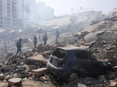Salvatorii cauută supravieţuitorii prin molozul clădirilor prăbuşite din La Guaira, Venezuela - Foto: Profimedia Images